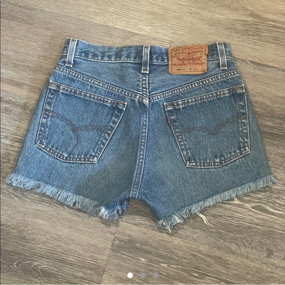Vintage Levi Shorts High-Rise
High Waisted Distressed Shorts Medium Wash